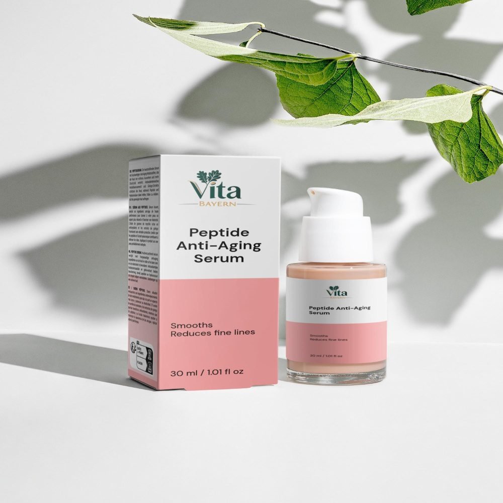 Eine Flasche und eine Schachtel Vita Elixia Peptide Anti-Aging Serum im sanften Schatten der grünen Blätter