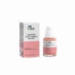 Vita Elixia Peptide Anti-Aging Serum in einer 30ml-Pumpflasche neben seiner rosa-weißen Verpackung, die zur Glättung feiner Linien entwickelt wurde.