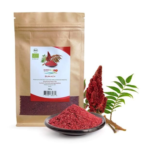 Ein brauner Papierbeutel mit 200 g Bio-Sumach von Blumental neben einer kleinen Schale mit tiefrotem Gewürzpulver und einem frischen Hirschhornsumachzweig.