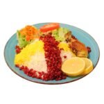Ein lebhaftes kulinarisches Gericht mit weißem und gelbem Safranreis und leuchtend roten Berberitzen, serviert mit gebratenem Huhn, frischem Salat und Zitronenscheiben