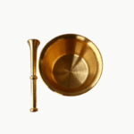 Draufsicht auf einen Mörser und Stößel aus poliertem Goldmessing zum Mahlen von Gewürzen und Kräutern